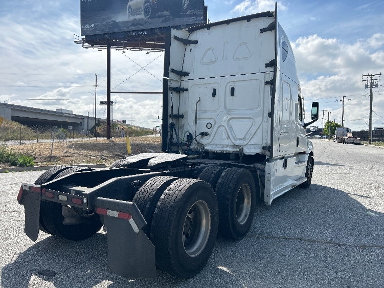 Used 2022 Freightliner Cascadia - photo 7