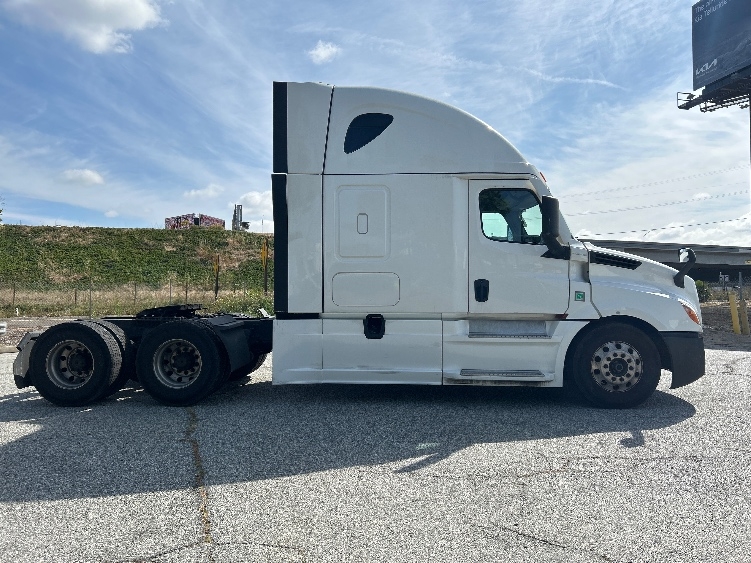 Used 2022 Freightliner Cascadia - photo 8