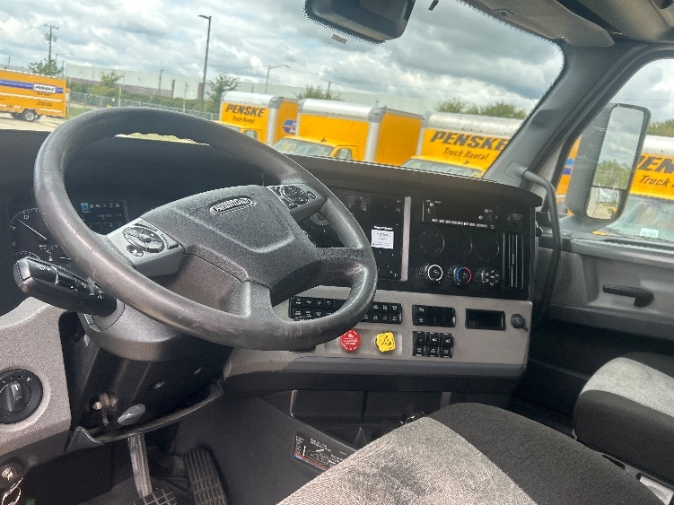 Used 2022 Freightliner Cascadia - photo 12