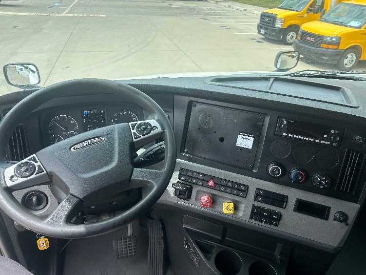 Used 2022 Freightliner Cascadia - photo 13