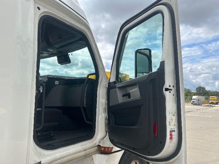Used 2022 Freightliner Cascadia - photo 15