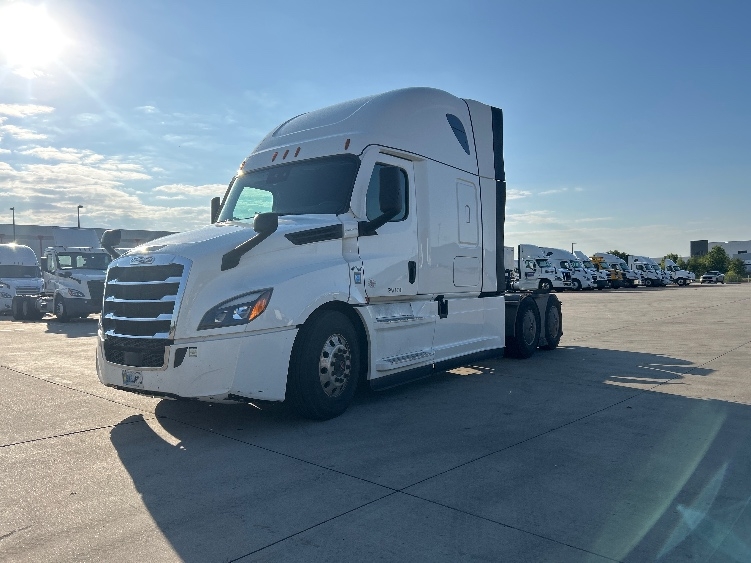 Used 2022 Freightliner Cascadia - photo 5