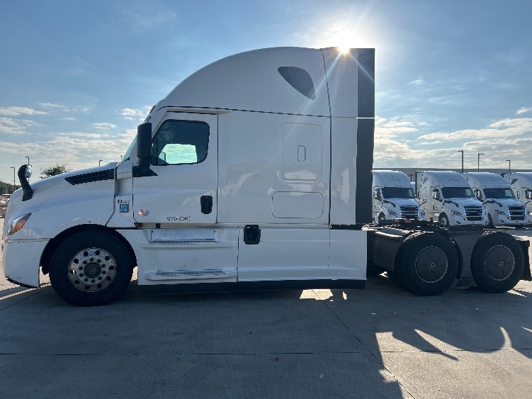 Used 2022 Freightliner Cascadia - photo 6