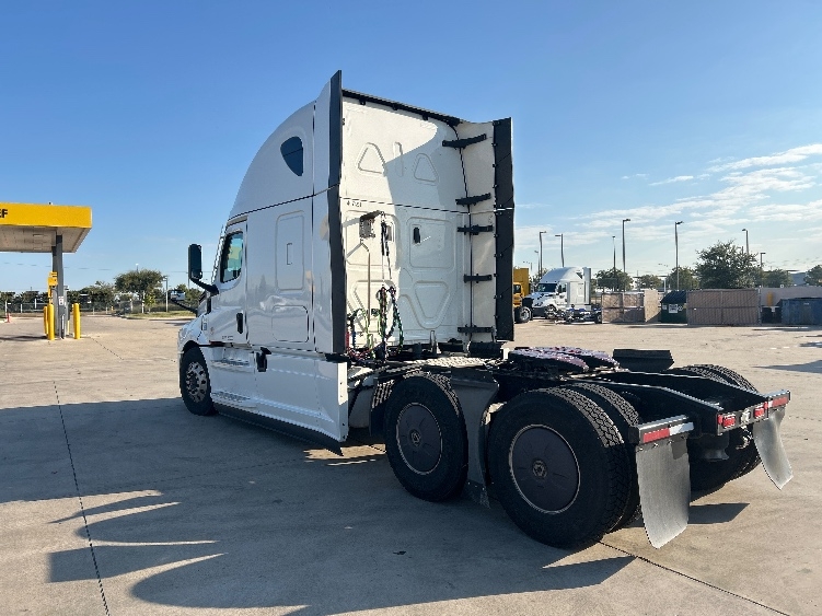 Used 2022 Freightliner Cascadia - photo 7