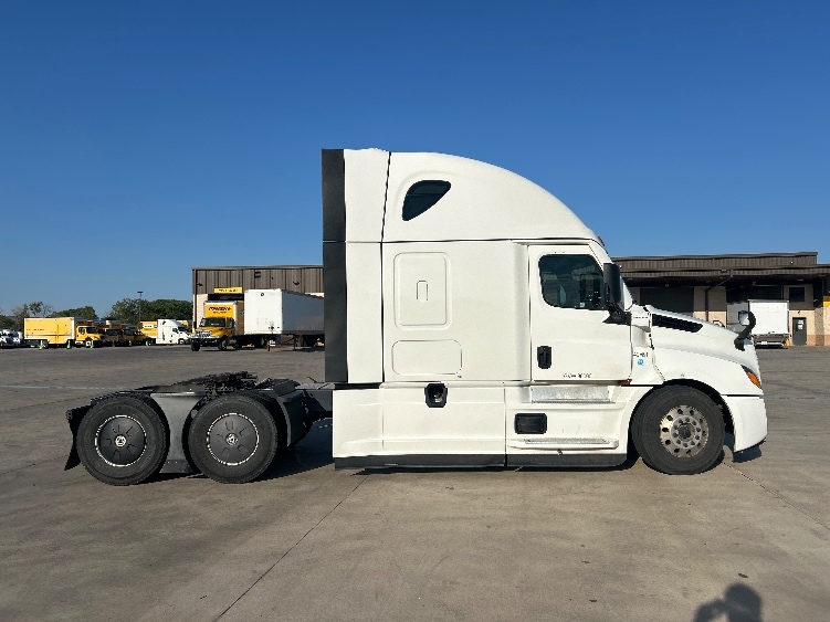 Used 2022 Freightliner Cascadia - photo 10