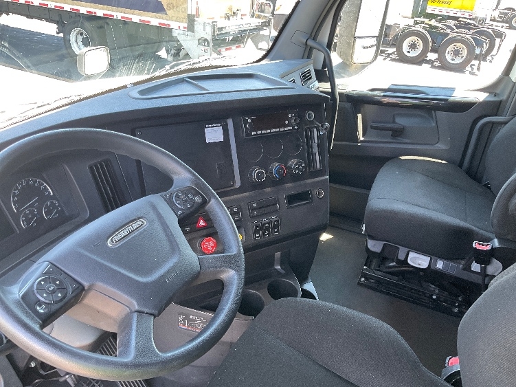 Used 2024 Freightliner Cascadia - photo 12