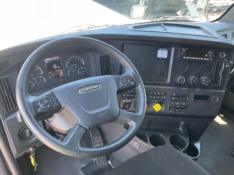 Used 2024 Freightliner Cascadia - photo 13