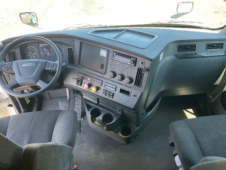 Used 2024 Freightliner Cascadia - photo 14
