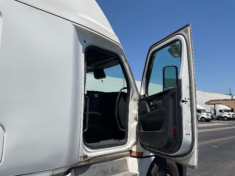 Used 2024 Freightliner Cascadia - photo 15