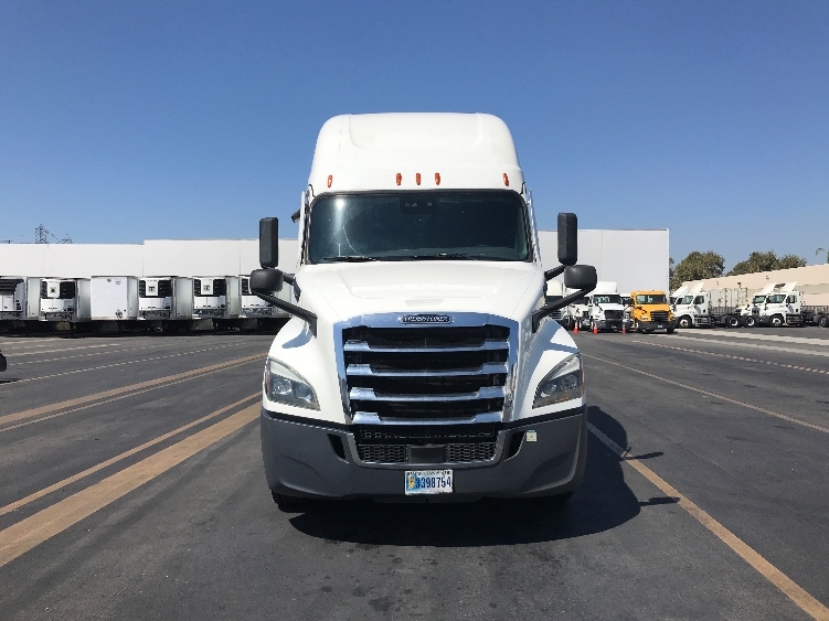 Used 2024 Freightliner Cascadia - photo 2