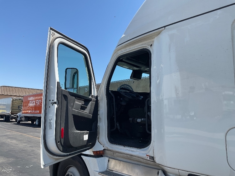 Used 2024 Freightliner Cascadia - photo 11
