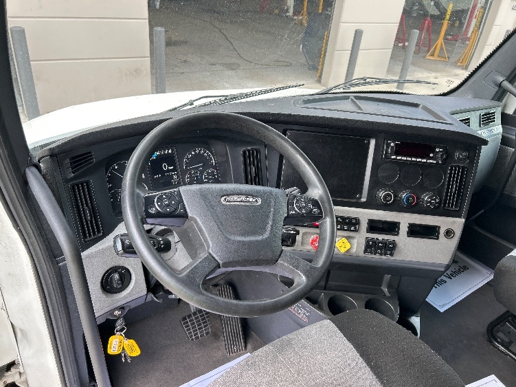 Used 2022 Freightliner Cascadia - photo 13