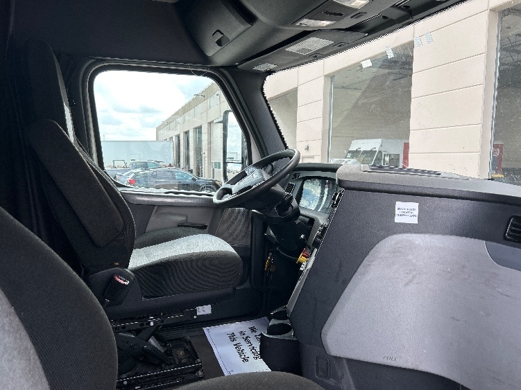 Used 2022 Freightliner Cascadia - photo 17