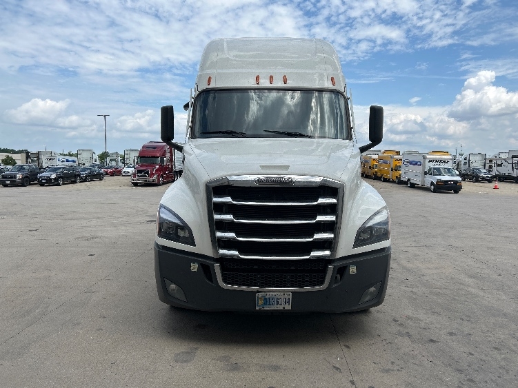 Used 2022 Freightliner Cascadia - photo 2