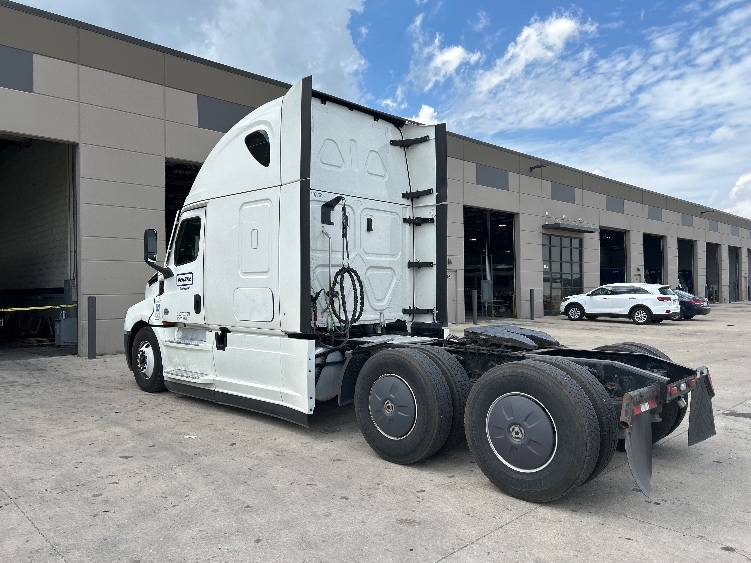 Used 2022 Freightliner Cascadia - photo 7