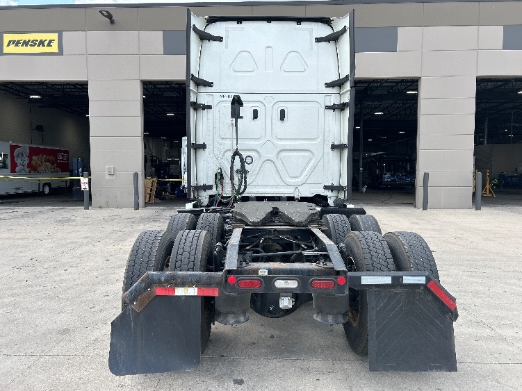 Used 2022 Freightliner Cascadia - photo 8