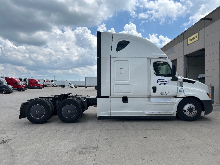 Used 2022 Freightliner Cascadia - photo 10