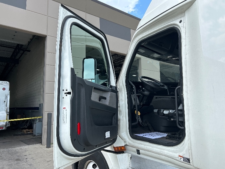 Used 2022 Freightliner Cascadia - photo 11