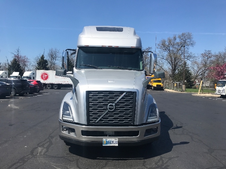 Used 2022 Volvo VNL - photo 2
