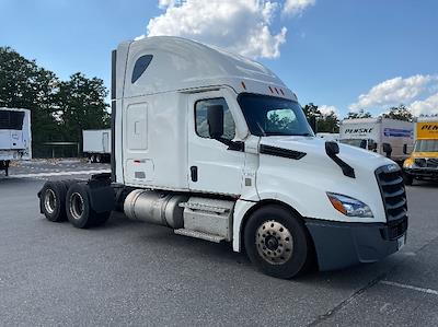 Used 2022 Freightliner Cascadia Detroit DD15AT Semi Truck with Sleeper Cab for sale #409866 - photo 1