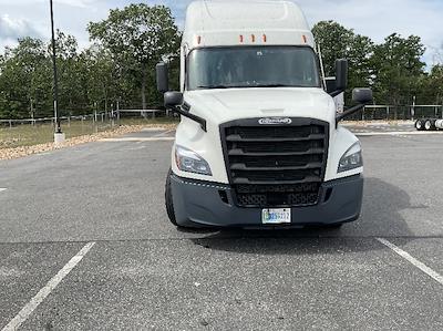 Used 2022 Freightliner Cascadia Detroit DD15AT Semi Truck with Sleeper Cab for sale #409866 - photo 2