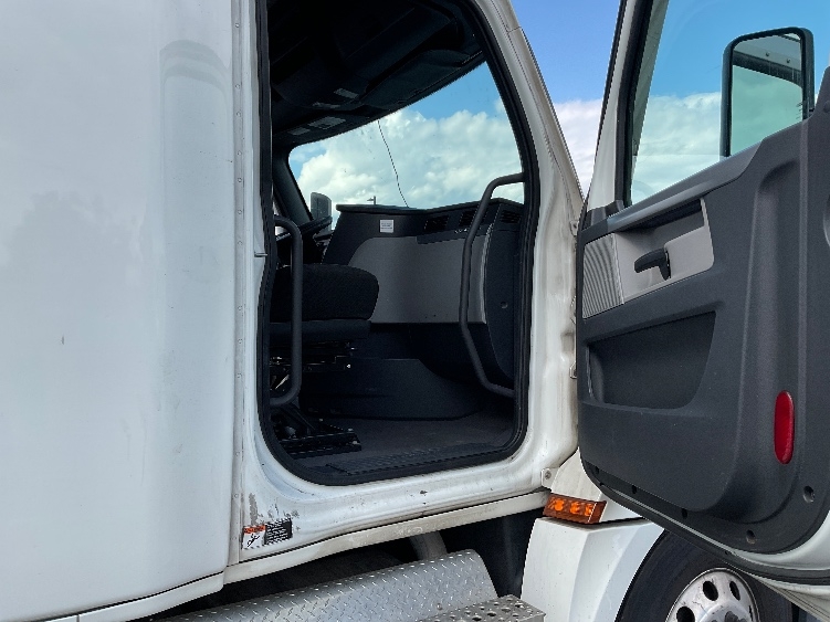 Used 2022 Freightliner Cascadia - photo 15
