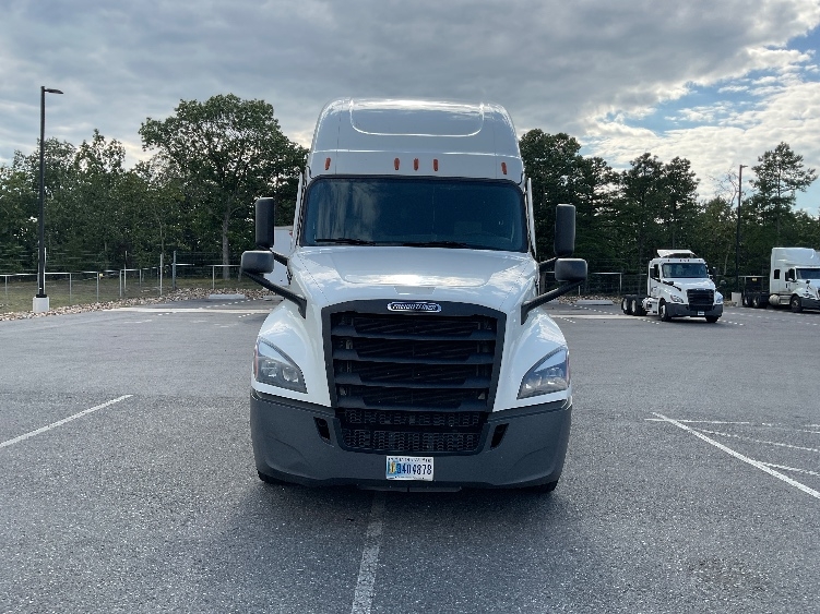 Used 2022 Freightliner Cascadia - photo 2