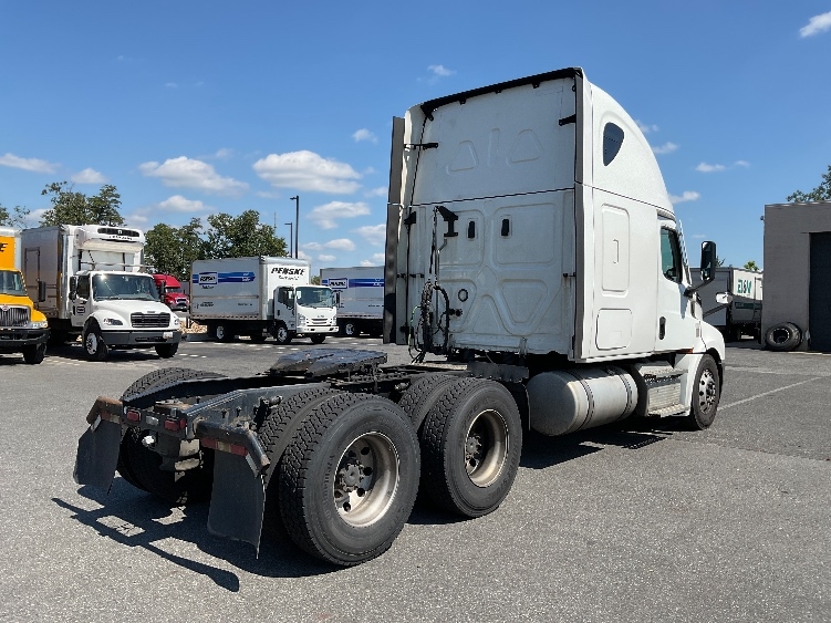 Used 2022 Freightliner Cascadia - photo 9