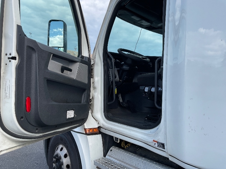 Used 2022 Freightliner Cascadia - photo 11