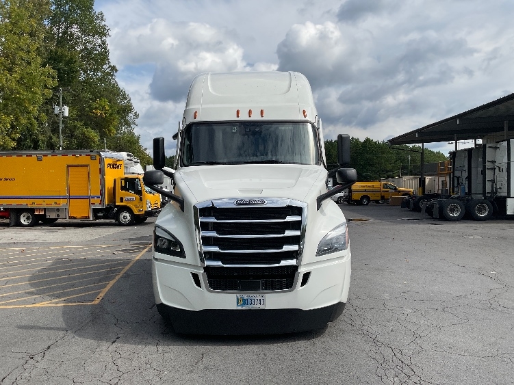 Used 2022 Freightliner Cascadia - photo 2
