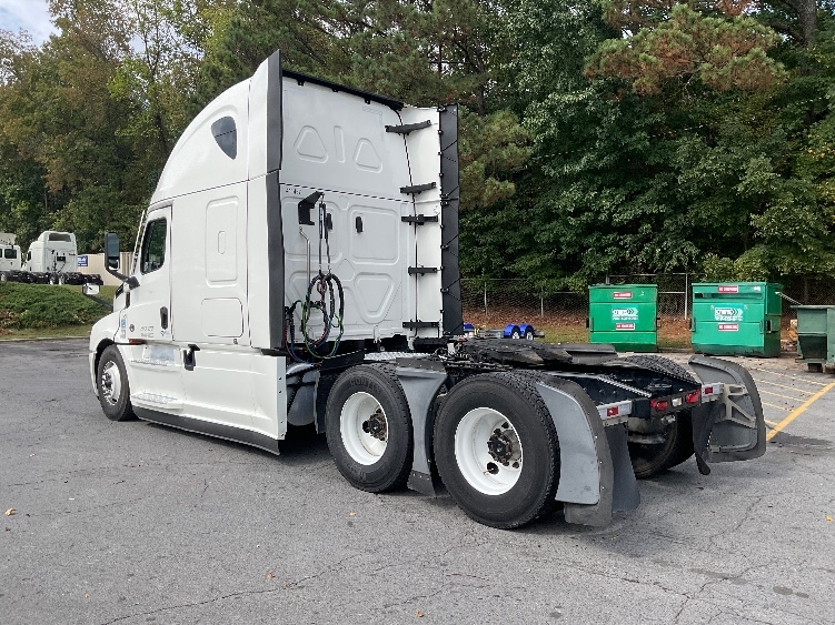 Used 2022 Freightliner Cascadia - photo 7