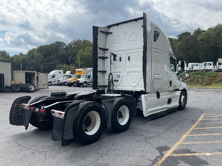 Used 2022 Freightliner Cascadia - photo 9