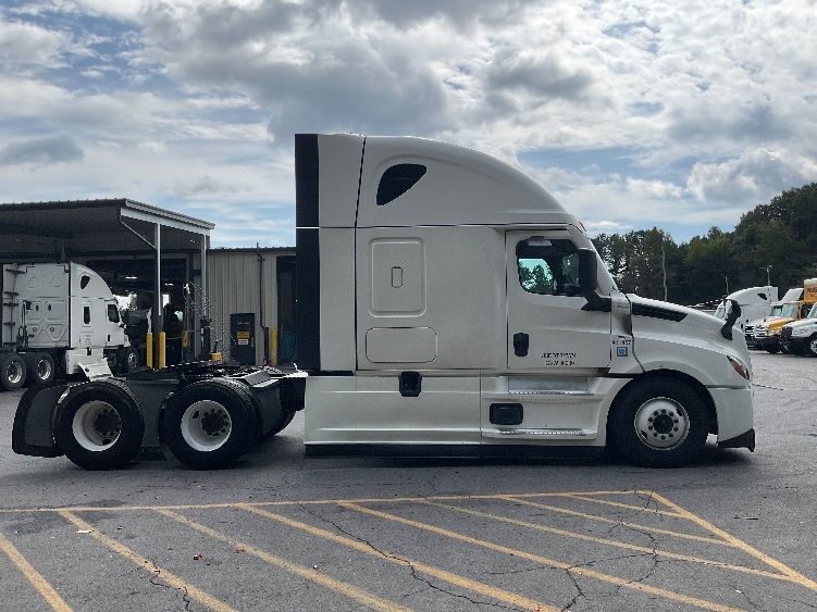 Used 2022 Freightliner Cascadia - photo 10