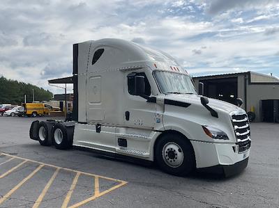 Used 2022 Freightliner Cascadia Detroit DD15AT Semi Truck with Sleeper Cab for sale #411457 - photo 1