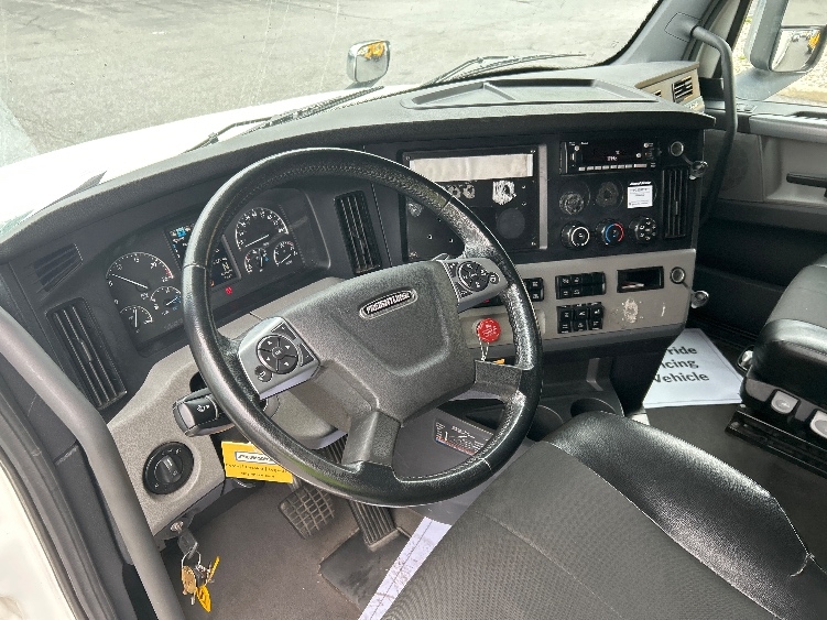 Used 2022 Freightliner Cascadia - photo 12