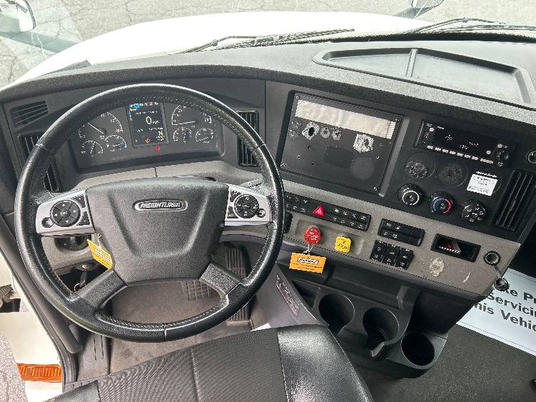 Used 2022 Freightliner Cascadia - photo 13