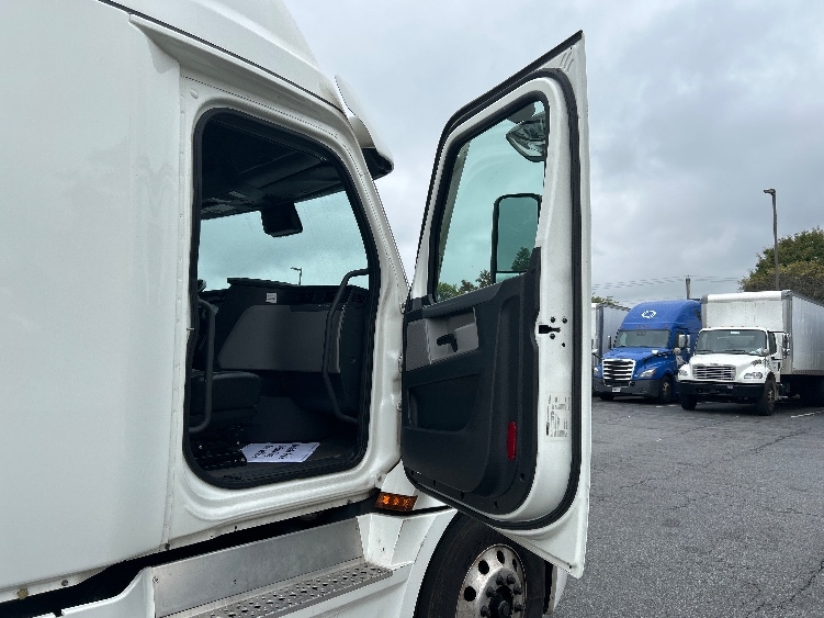 Used 2022 Freightliner Cascadia - photo 15