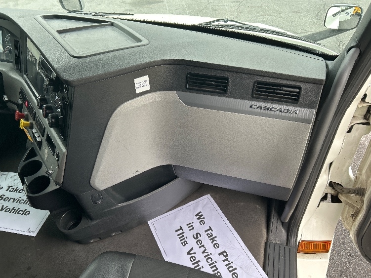 Used 2022 Freightliner Cascadia - photo 16