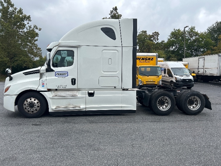 Used 2022 Freightliner Cascadia - photo 6