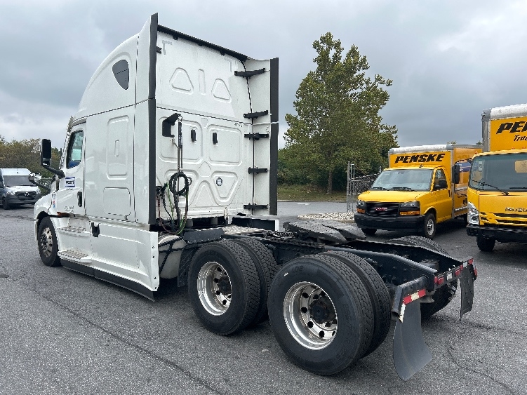Used 2022 Freightliner Cascadia - photo 7