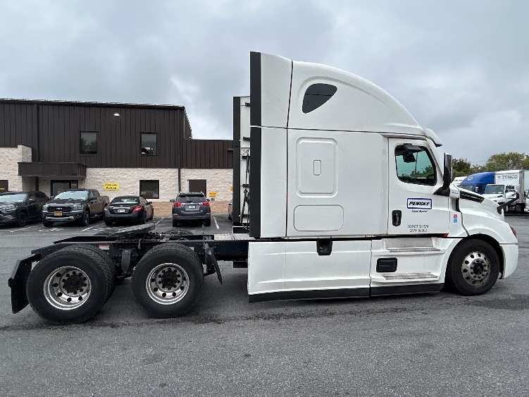 Used 2022 Freightliner Cascadia - photo 10