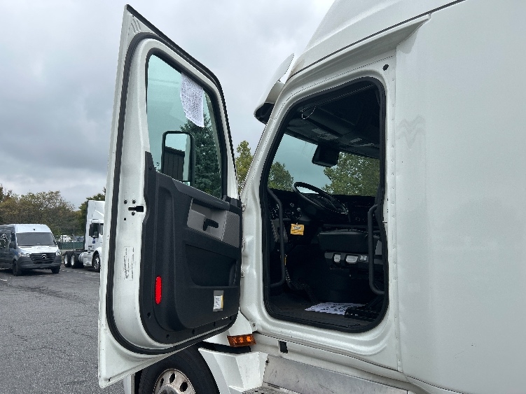 Used 2022 Freightliner Cascadia - photo 11