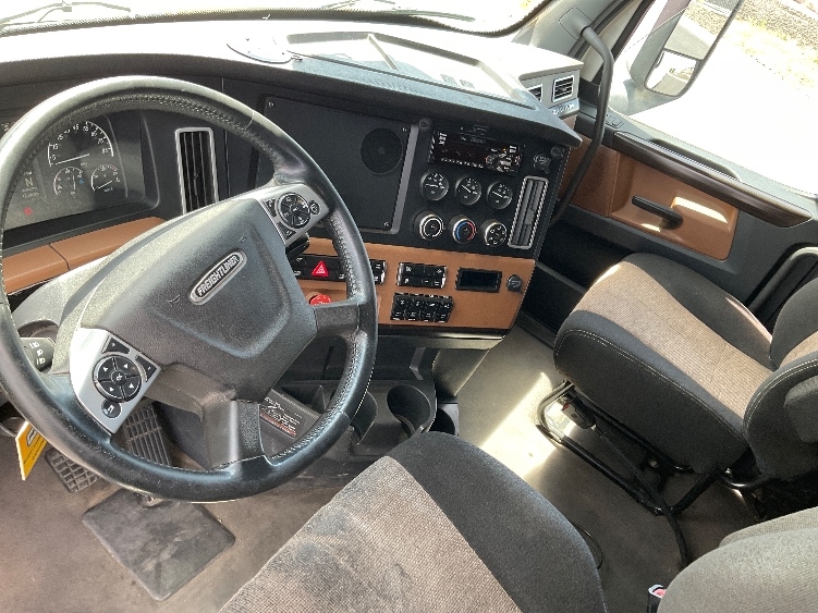 Used 2022 Freightliner Cascadia - photo 12