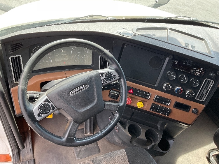 Used 2022 Freightliner Cascadia - photo 13