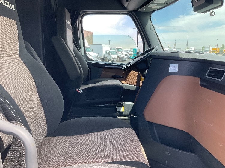 Used 2022 Freightliner Cascadia - photo 17