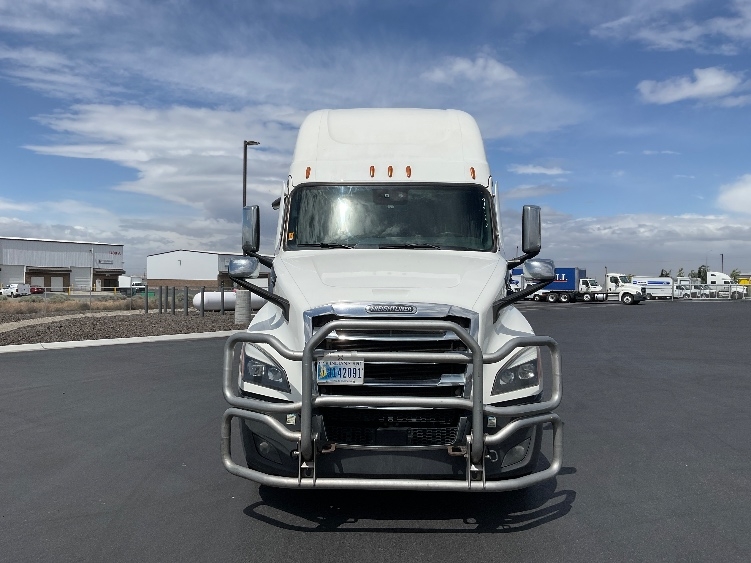 Used 2022 Freightliner Cascadia - photo 2