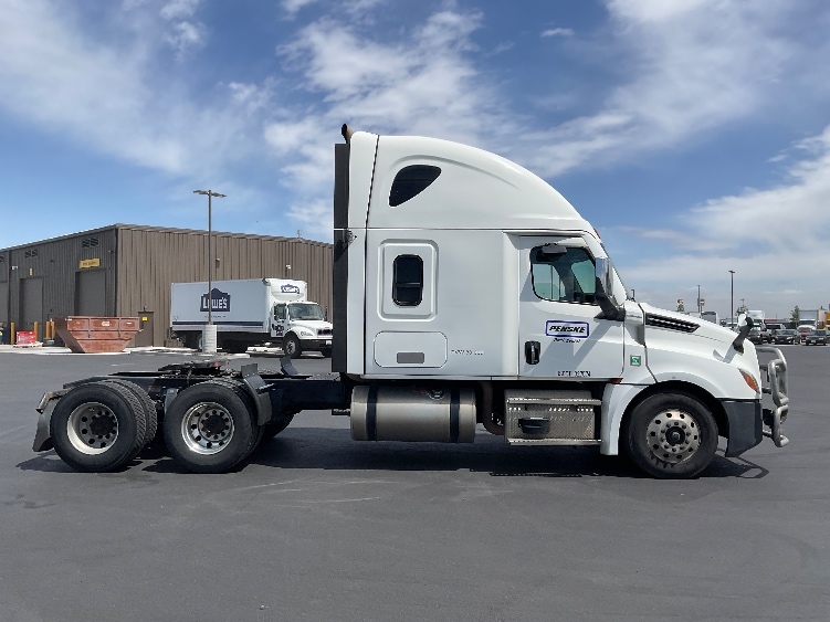 Used 2022 Freightliner Cascadia - photo 10