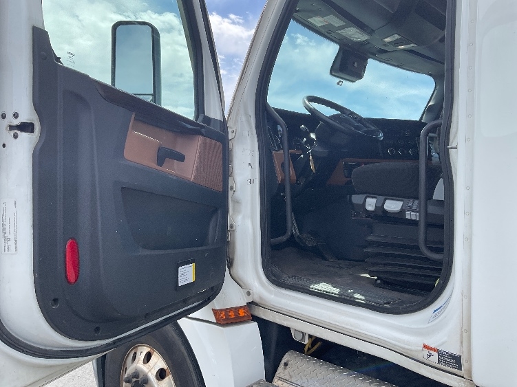 Used 2022 Freightliner Cascadia - photo 11