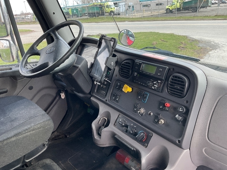Used 2018 Freightliner M2 106 - photo 23
