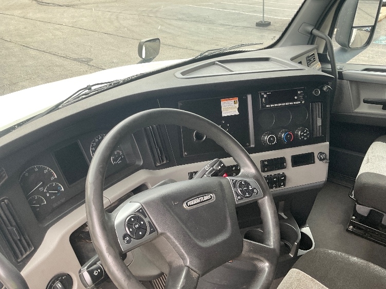 Used 2022 Freightliner Cascadia - photo 12